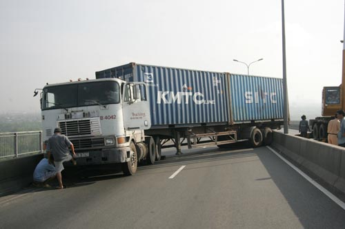 Xe container gãy láp, chắn ngang cầu