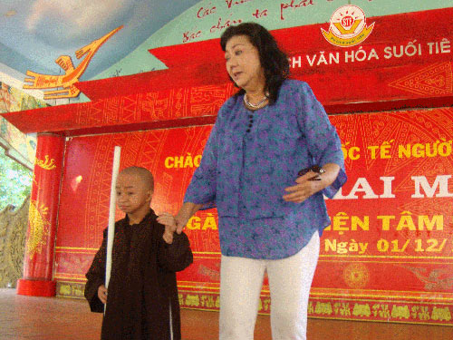 NSND Kim Cương trong ngày khai mạc Hội trại dành cho trẻ em mồ côi, khuyết tật tại Khu Du lịch Suối Tiên