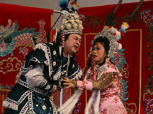 Một cảnh diễn của nghệ sĩ hát bội trong trích đoạn Hồ Nguyệt Cô hóa cáo 