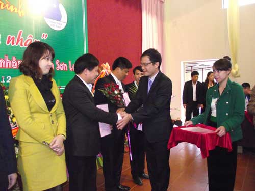  Ông Đinh Công Sỹ, chủ tịch Hội liên hiệp thanh niên tỉnh Sơn La tặng hoa cho các thành viên trong CLB Doanh nhân trẻ tỉnh Sơn La 