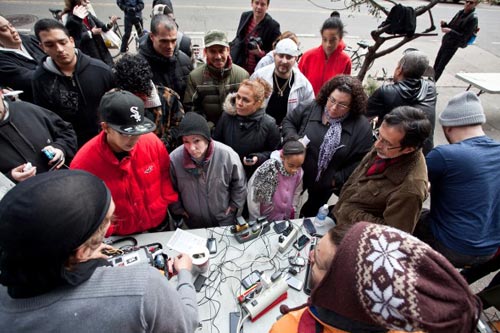 Dân New York sắp hàng sạc điện thoại sau khi bão Sandy gây cúp điện trên diện rộng