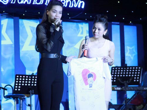 Hồ Ngọc Hà và Lệ Quyên đấu giá chiếc áo in hình Wanbi Tuấn Anh trong đêm nhạc 
