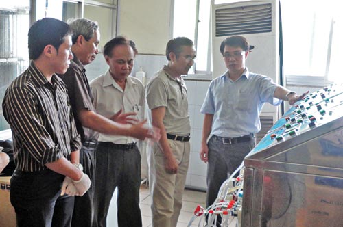 TS Vũ Duy Hải (bìa phải) thuyết trình về thiết bị lọc rửa quả lọc và dây dẫn máu trước hội đồng đánh giá của Bệnh viện Bạch Mai