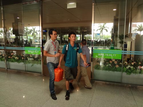 Thuyền viên Trần Văn Bảo là đầu tiên bước ra sảnh chờ của nhà ga quốc tế vào trưa 7.11