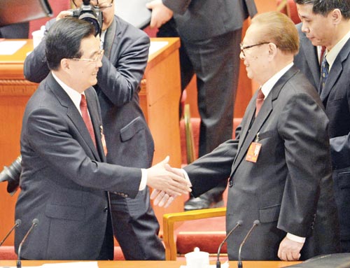 Ông Hồ Cẩm Đào (trái) bắt tay cựu lãnh đạo Giang Trạch Dân trong ngày bế mạc đại hội 