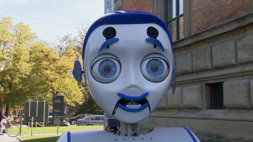 Robot biết giao tiếp với con người để hỏi đường