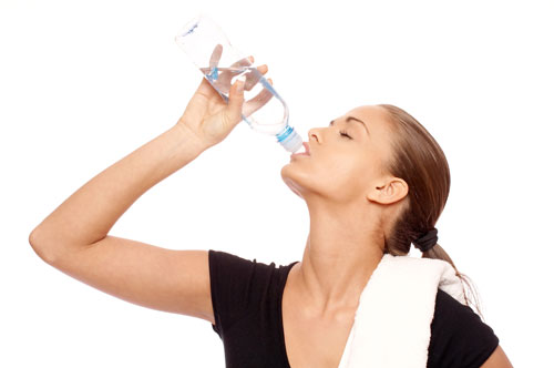 Một khi bị đau họng, bạn nên thường xuyên uống nước để giúp “tống khứ” vi khuẩn tích tụ trong cổ họng 