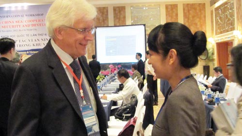 Phó giáo sư Beckman trao đổi cùng một chuyên gia Việt Nam tại hội nghị 