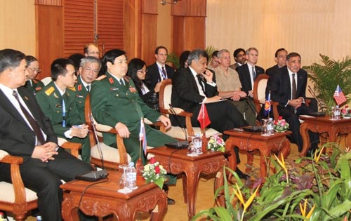 Bộ trưởng Phùng Quang Thanh (hàng đầu, thứ hai từ trái sang) và các bộ trưởng quốc phòng ASEAN họp với người đồng cấp Mỹ Leon Panetta (bìa phải)