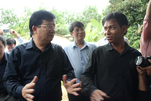 Bộ trưởng Bộ Xây dựng, Trịnh Đình Dũng thăm người dân vùng động đất