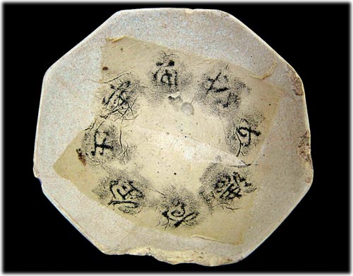 Chiếc đĩa mang dấu ấn Phật giáo 