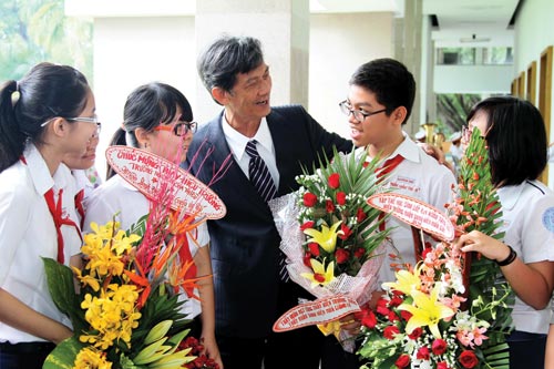 Học sinh Trường THCS Nguyễn Gia Thiều (Q.Tân Bình, TP.HCM) chúc mừng, tri ân thầy cô nhân ngày Nhà giáo Việt Nam