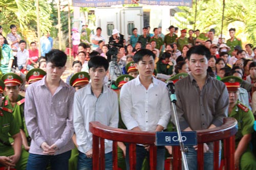 Từ phải qua: Các bị cáo Mạnh, Vững, Trung, Thịnh tại phiên tòa 