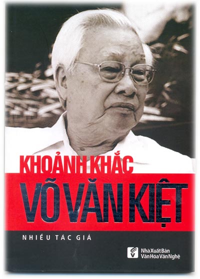 Bìa cuốn Khoảnh khắc Võ Văn Kiệt
