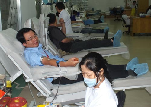 Bạn đọc đang tình nguyện hiến máu tình nguyện tại Bệnh viện Truyền máu và Huyết học TP.HCM 