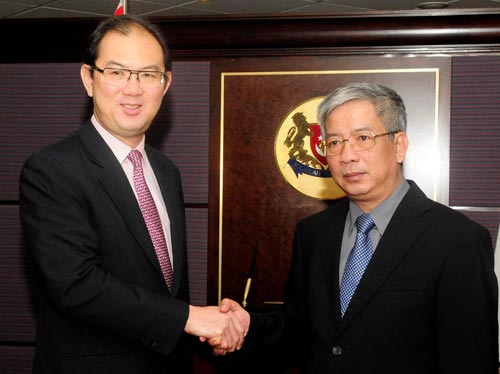 Thứ trưởng Nguyễn Chí Vịnh (phải) cùng ông Chang Chie Foo tại cuộc đối thoại 
