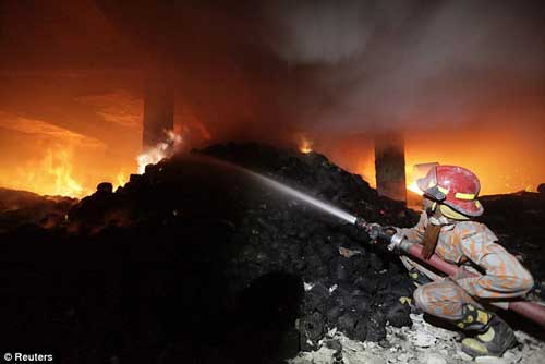 Lực lượng cứu hỏa Bangladesh nỗ lực dập lửa