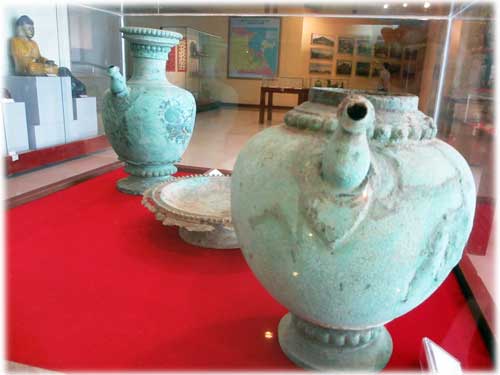 Bộ bình Kendy và mâm đồng Champa từ thế kỷ 4 - 5 được trưng bày tại bảo tàng 