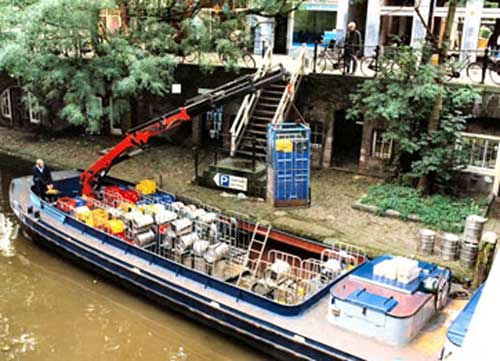 Tàu Bierboot giao hàng trên kênh Oude Gracht 