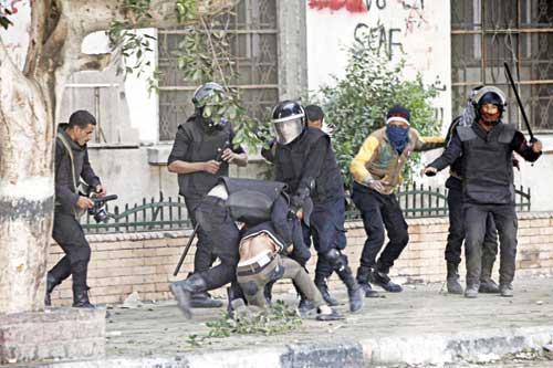 Người biểu tình đụng độ với cảnh sát tại Cairo sáng qua 