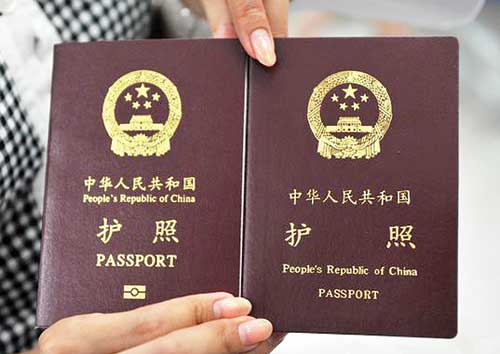 Trung Quốc vừa phát hành hộ chiếu mới (bên trái) bên trong có in bản đồ “đường lưỡi bò” 