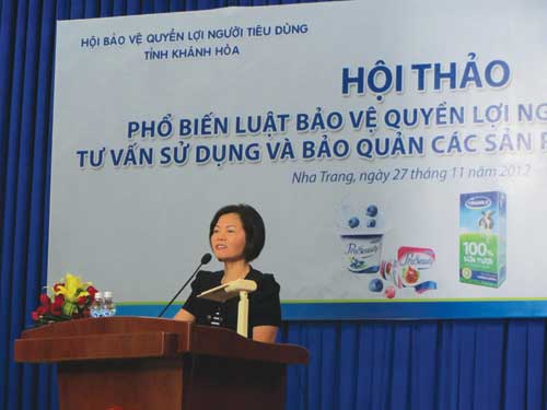 Bà Bùi Thị Hương - Giám đốc đối ngoại Công ty Vinamilk, chia sẻ với người tiêu dùng tại Khánh Hòa về sữa Vinamilk 