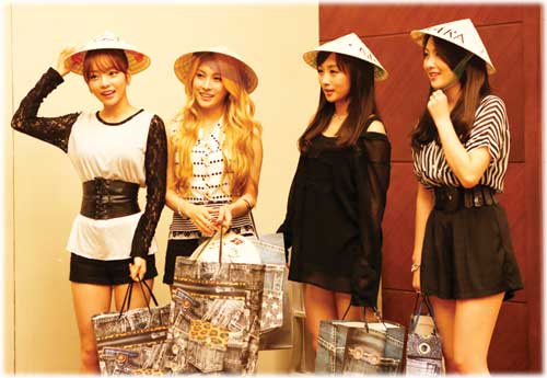 Các cô gái của Kara duyên dáng trong chiếc nón lá Việt Nam 
