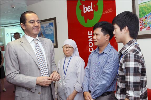 Ông Chafiq Hammadi, Tổng giám đốc Bel Việt Nam chia sẻ niềm vui với các khách hàng
