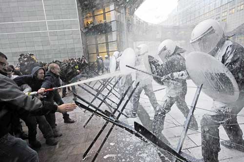 Người biểu tình phun sữa vào cảnh sát 