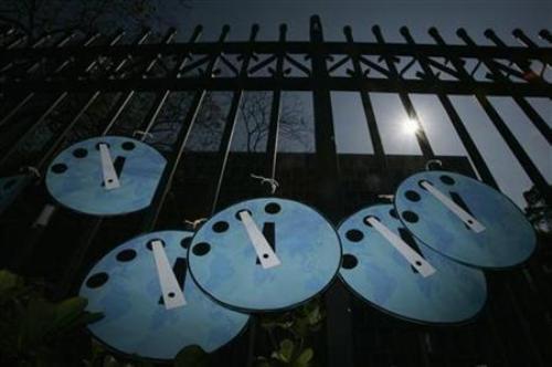 Đồng hồ đếm giờ tận thế treo tại một hàng rào ở Hong Kong - Ảnh: Reuters