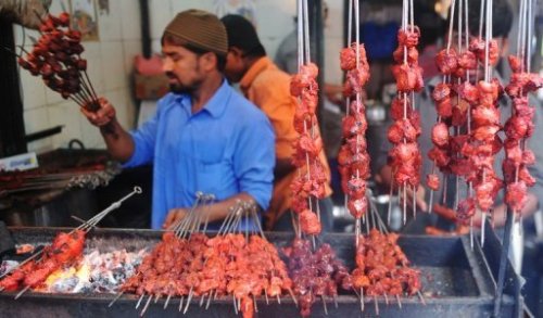 Sách giáo khoa của Ấn Độ cho rằng ăn thịt làm suy đồi đạo đức con người - Ảnh: AFP