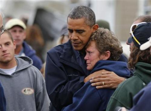 Ông Obama đến thăm hỏi người dân tại bang New Jersey, nơi bị siêu bão Sandy tàn phá nặng nề - Ảnh: Reuters