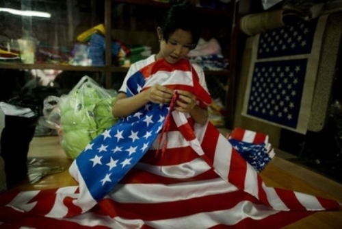 Ảnh chụp một nữ công nhân may cờ xuất sang Mỹ hồi năm 2001 - Ảnh: AFP
