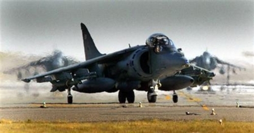 Máy bay quân sự Harrier của Anh - Ảnh: Reuters