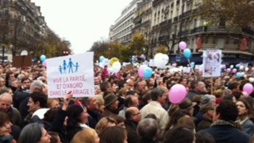 Những người biểu tình phản đối hợp pháp hôn nhân đồng tính tại thủ đô Paris của Pháp - Ảnh: AFP