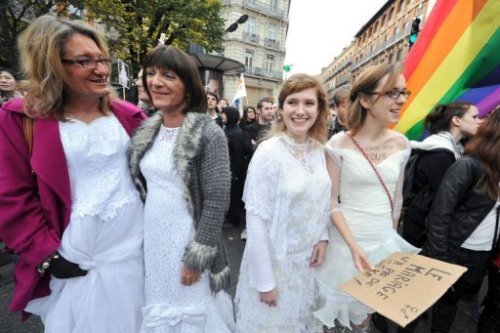 Những người biểu tình phản đối hợp pháp hôn nhân đồng tính tại thủ đô Paris của Pháp - Ảnh: AFP