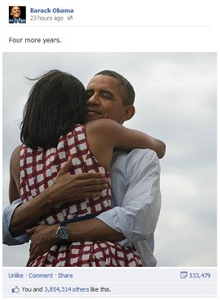 Bức ảnh Tổng thống Mỹ Barack Obama ôm Đệ nhất phu nhân Michelle Obama gây sốt trên mạng xã hội - Ảnh: AFP