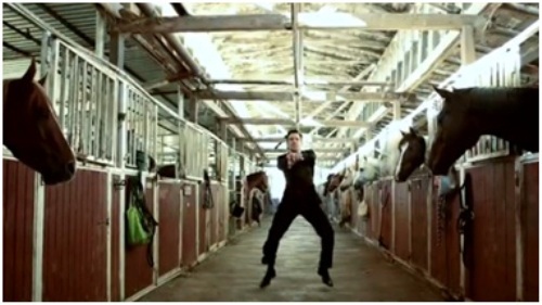 Một cảnh vũ điệu ngựa phi trong video Mitt Romney Style, nháy theo - Ảnh chụp màn hình Youtube