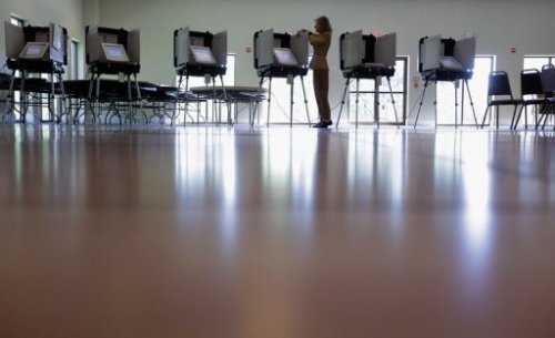 Một điểm cử với máy bỏ phiếu điện tử ở Mỹ - Ảnh: AFP