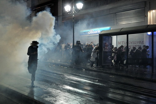 Hy Lạp tiếp tục siết chặt chi tiêu, người dân biểu tình bạo động