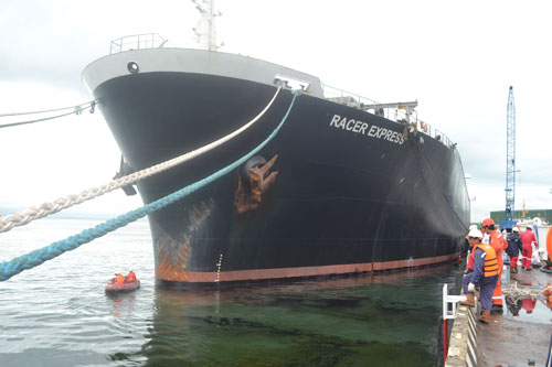 Sự cố tràn dầu tại cảng Dung Quất 1