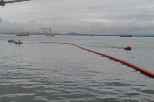 Sự cố tràn dầu tại cảng Dung Quất 3