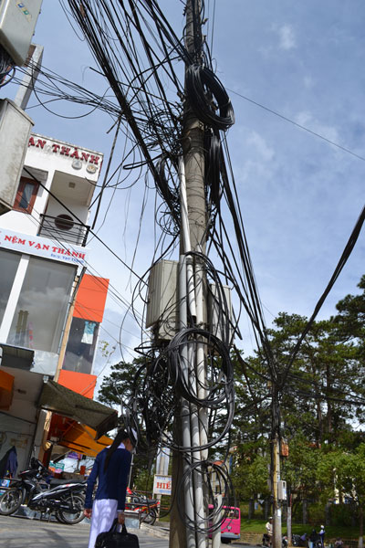 Dây cáp lòng thòng giữa phố