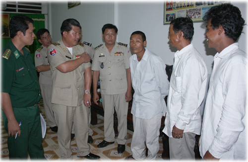 Bộ đội biên phòng Cà Mau bàn giao 3 thuyền viên Campuchia