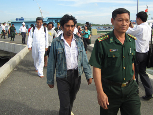 Thuyền trưởng tàu Zafirah (trái) cùng lực lượng Bộ đội biên phòng tỉnh Bà Rịa-Vũng Tàu 