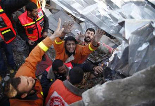 Tìm kiếm nạn nhân trong một căn nhà bị đổ sập do Israel không kích vào Gaza hôm 18.11