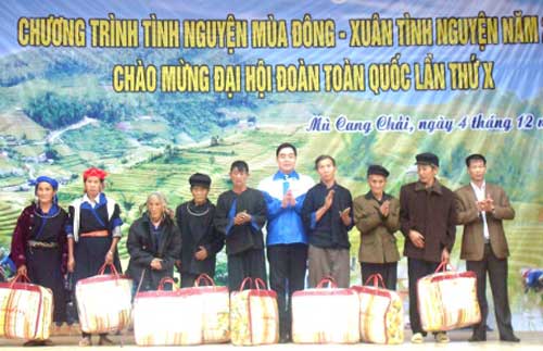 Trao tặng chăn ấm cho các gia đình chính sách, người già neo đơn của huyện Mù Cang Chải