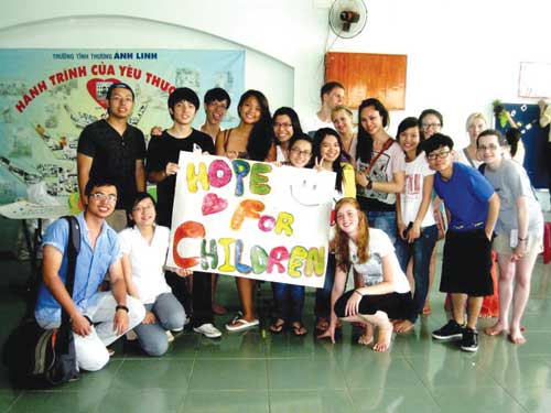 Nhóm sinh viên tình nguyện của dự án Hope for Children 