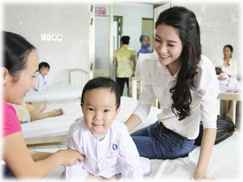 Hoa hậu Đặng Thu Thảo đại diện quỹ đến với trẻ em phẫu thuật tim tại Bệnh viện Gia Định (TP.HCM) 