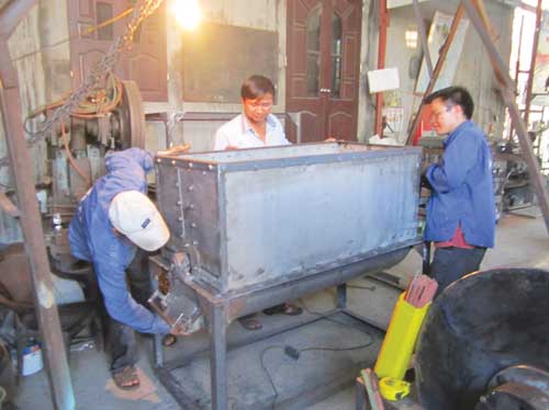 Trần Kiều tận tình truyền nghề cho lao động tại xưởng cơ khí 